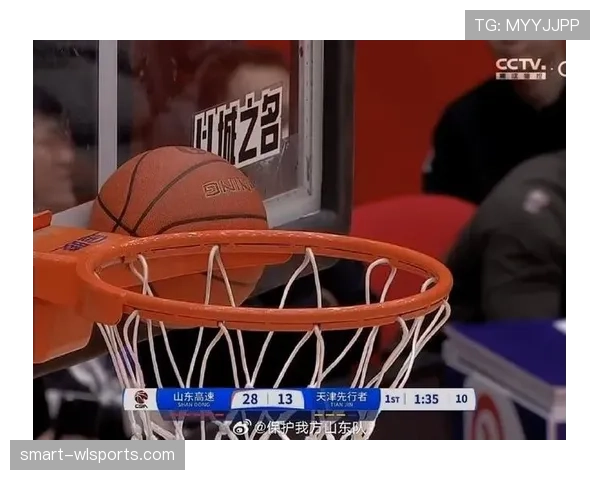 球卡在篮筐上怎么判?规则解析与处理方式 球卡在篮筐上怎么判?规则解析与处理方式
